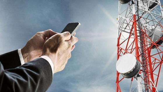 Man ontvangt melding op telefoon door verbinding met Duitse zendmast