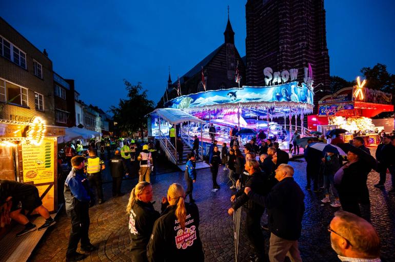 Oefening op het kermisterrein in Weert. Figuranten, hulpdiensten en de attractie Snowjet staan op de foto