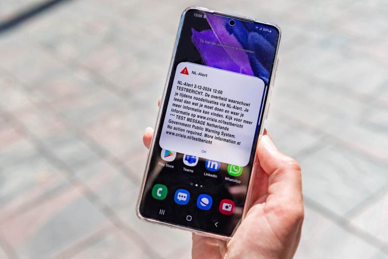 telefoon met NL-alert testbericht zichtbaar op het scherm