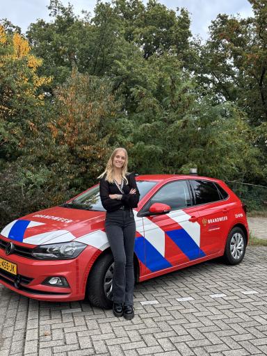 Danique Willemsen bij de informatiemanager-auto 