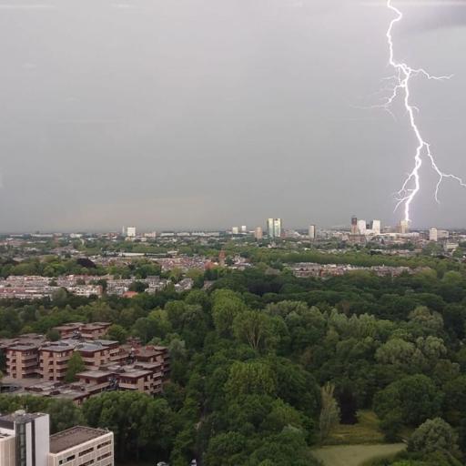 Foto van stad met bliksem