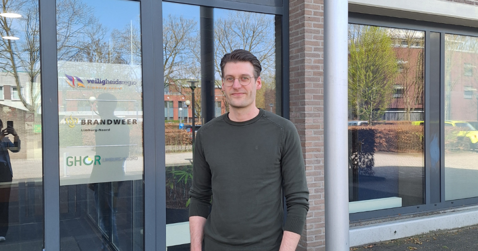 Collega Danny Schouren voor het gebouw op de Drie Decembersingel