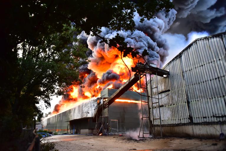 grote uitslaande brand industrieel gebouw