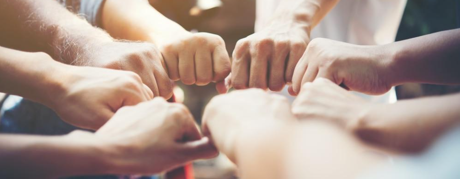 teamwerk vuisten bij elkaar
