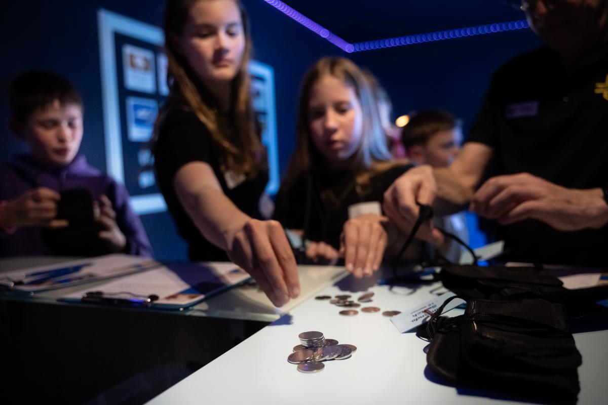 Meisjes in actie tijdens GeldHeld in de Risk Factory