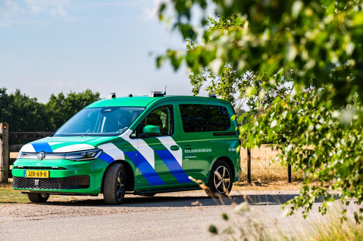 Groene auto in landschap 