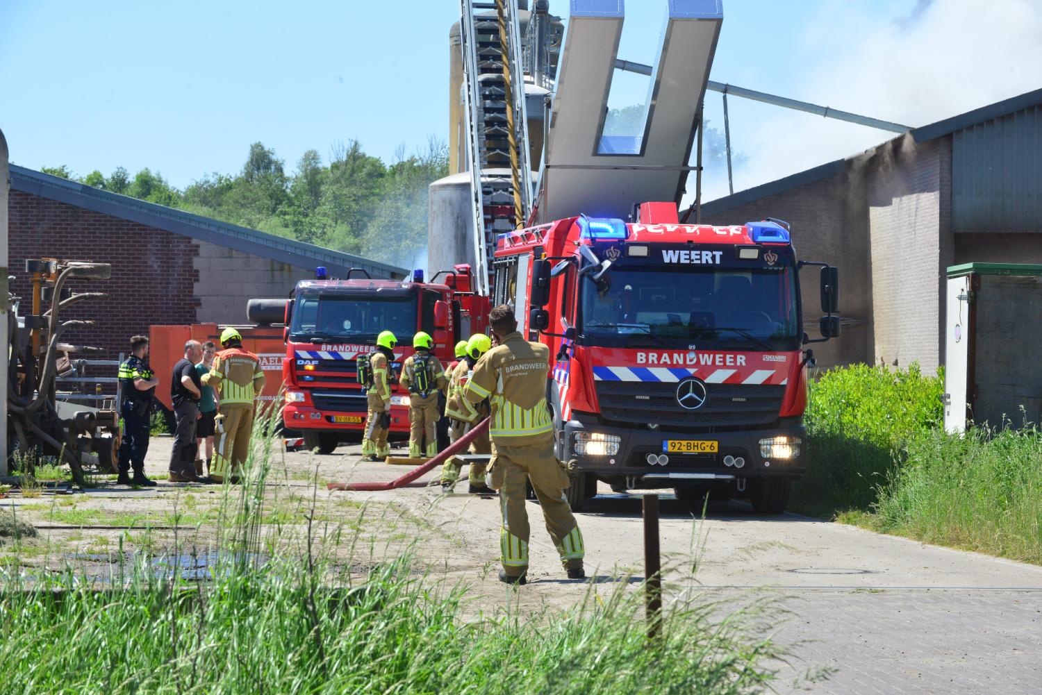 Stalbrand in Nederweert. Brandweermensen onder andere van Brandweer Weert blussen de brand. 
