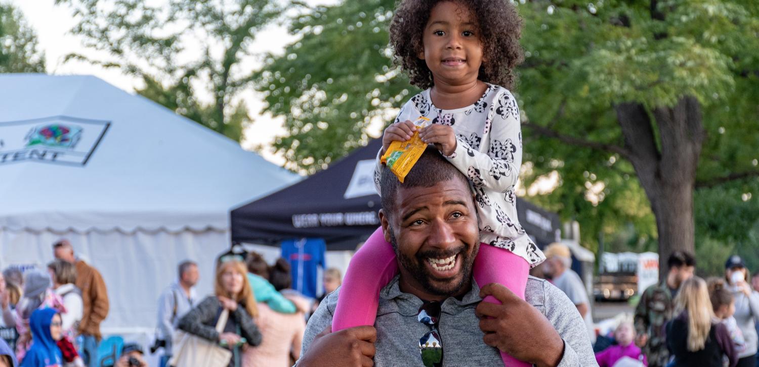 Vader met dochter op een festival