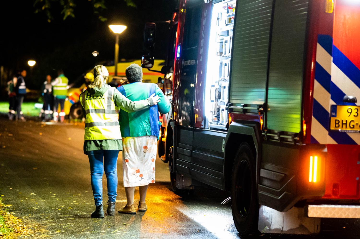 Bhv'er helpt oudere mevrouw