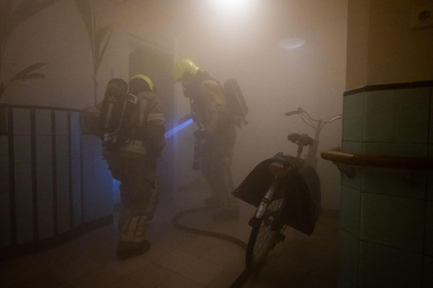 Brandweer zoekt in gebouw vol rook naar mensen