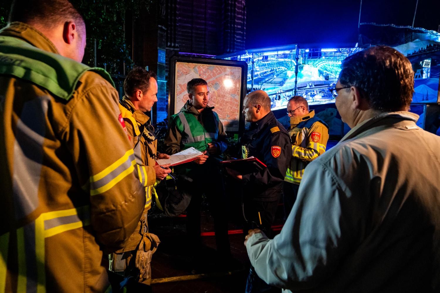 Hulpdiensten waaronder de brandweer hebben een overleg waarbij Burgemeester Vlecken ook bij staat
