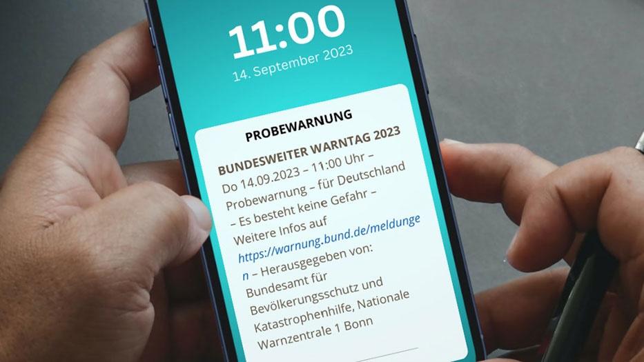 Telefoon met Duits testbericht over bundesweiter warntag 2023