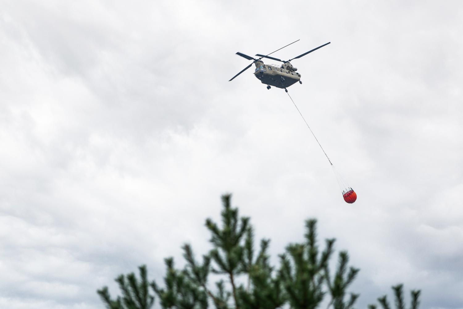 fire bucket operation helikopter met emmer water