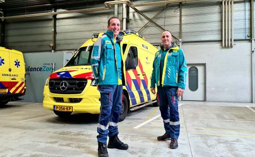 Twee mannen in uniform bij een ambulance