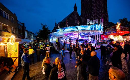 Oefening op het kermisterrein in Weert. Figuranten, hulpdiensten en de attractie Snowjet staan op de foto
