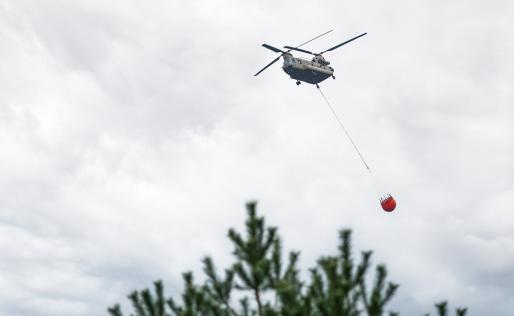 fire bucket operation helikopter met emmer water