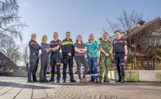 Acht collega's in uniformen op straat